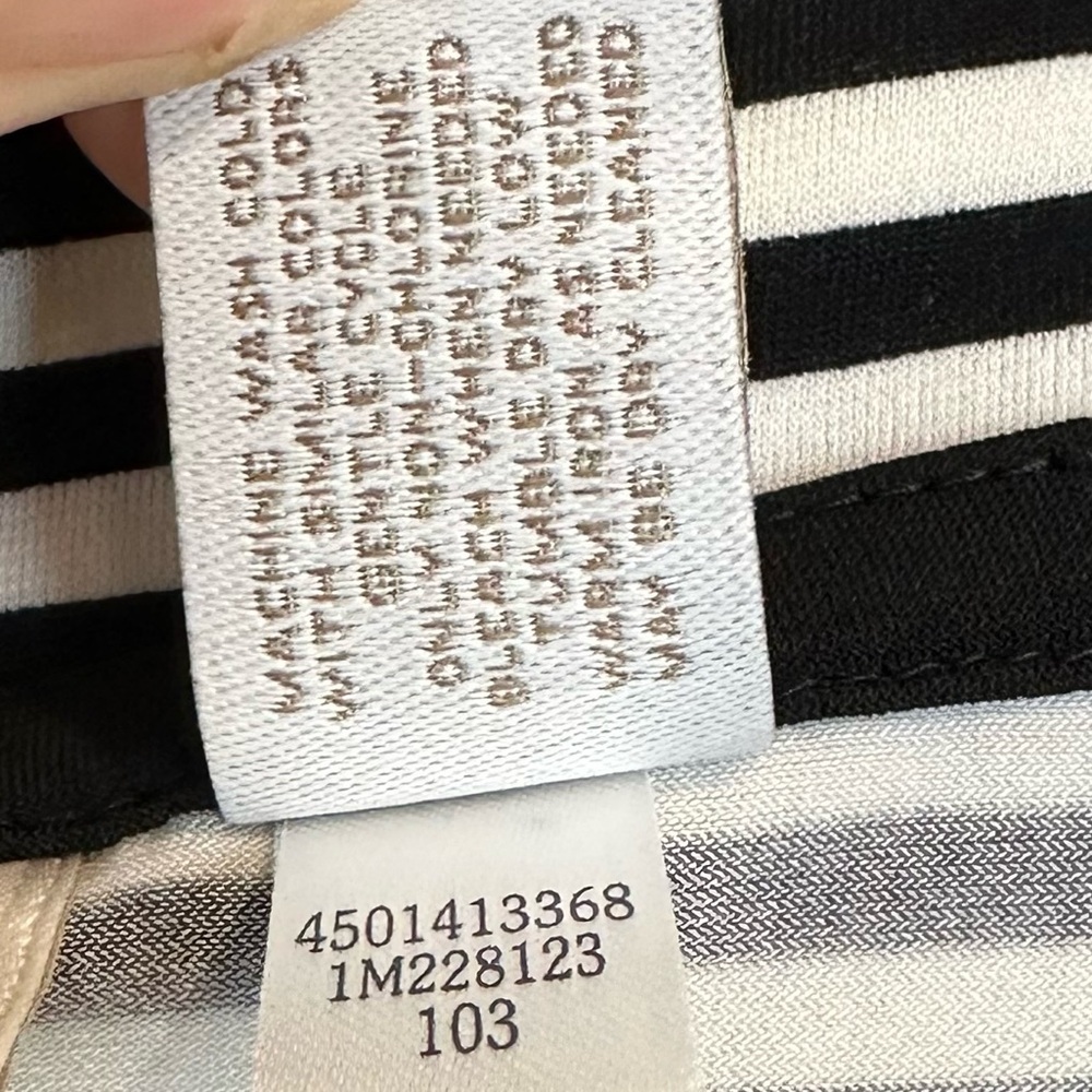 Chico’s Size 1 Medium Black and White Striped Sleeveless Surplice Top Size M🔥 - Picture 6 of 7